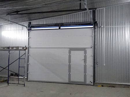Подъемные ворота с калиткой для гаража в Благовещенске
